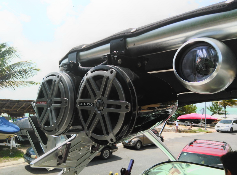 MasterCraft X-80 con sistema de torre para wakeboard atracado en marina de Cancún