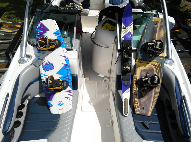 Wakeboard detrás del MasterCraft X-80 navegando en aguas turquesa de Cancún
