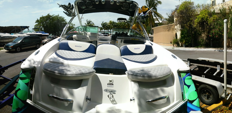 MasterCraft X-80 a toda velocidad practicando esquí acuático cerca de Isla Mujeres