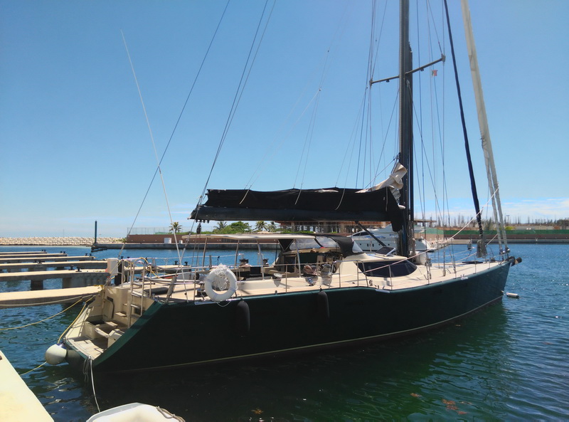 Motor-velero Zulu de 66 pies con casco verde oscuro atracado en marina caribeña, 3 cabinas yate velero charter Cancún