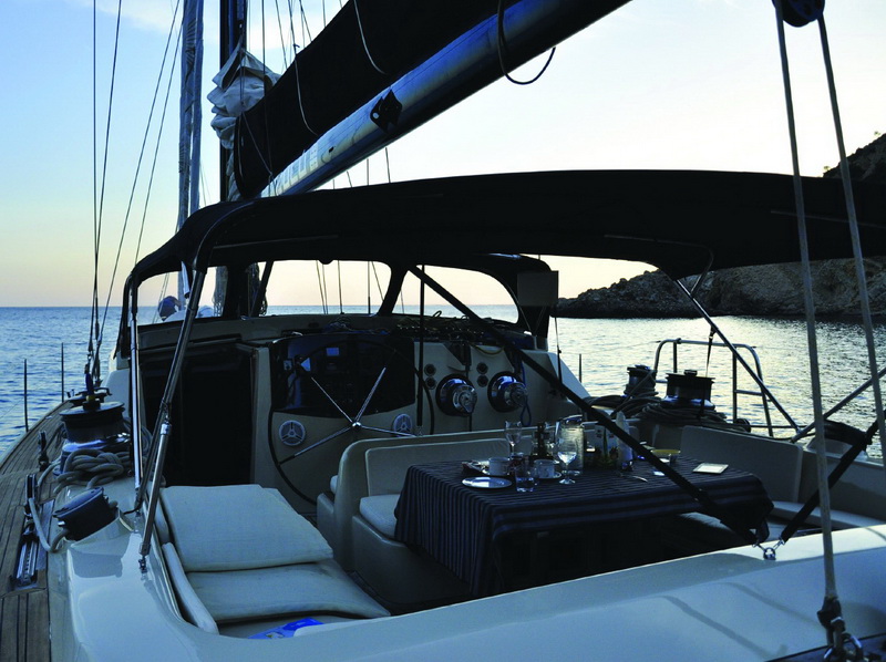 Elegante bañera del yate velero Zulu de 66 pies con mesa de cena al fondeo al 