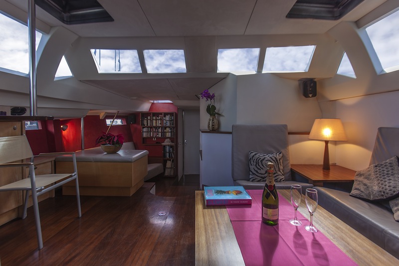 Amplio salón con suelos de madera, tragaluces panorámicos y champán en el yate 