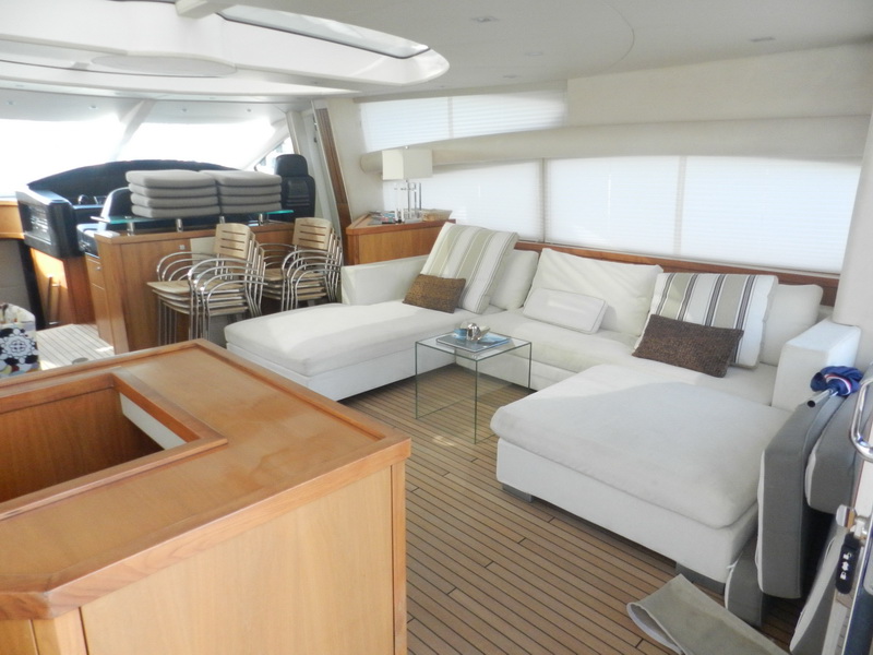 Sunseeker 82 Predator yate de lujo visto desde popa en marina caribeña, ideal para sesiones de foto y TV
