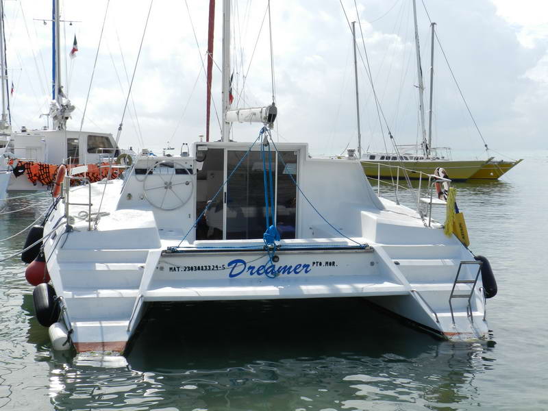 Catamarán Dreamer fondeado cerca del arrecife turquesa de Marina Maroma en la Riviera Maya, renta de charter privado para grupos