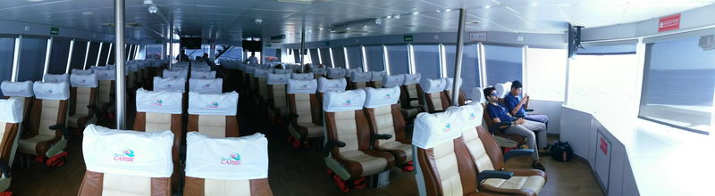 Ferry exprés Barcos Caribe cruzando el canal turquesa entre Playa del Carmen y la isla de Cozumel en la Riviera Maya