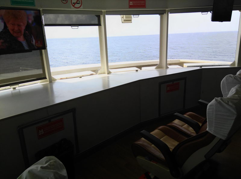 Cabina frontal del ferry exprés a Cozumel con ventanales panorámicos que enmarcan vistas abiertas al mar Caribe durante el cruce
