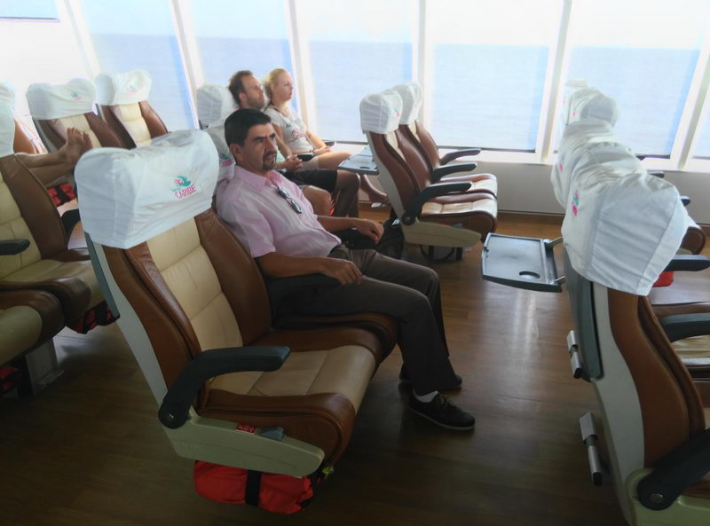 Pasajeros descansando en amplios asientos de piel reclinables a bordo del cómodo ferry Barcos Caribe rumbo a la isla de Cozumel
