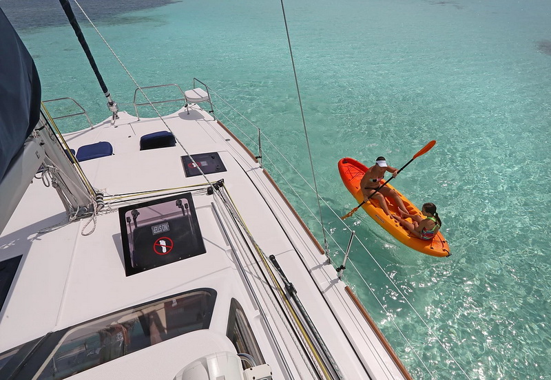 Esnorquelistas explorando un arrecife de Cozumel en un paseo privado en catamarán Gemini sobre agua cristalina del Caribe