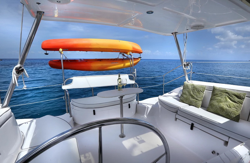 Cubierta del catamarán Gemini preparada para esnorquelear en el arrecife Paraíso frente a la Isla de Cozumel