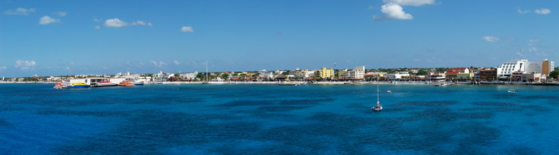 Vista panorámica del malecón de San Miguel de Cozumel desde el turquesa mar Caribe
