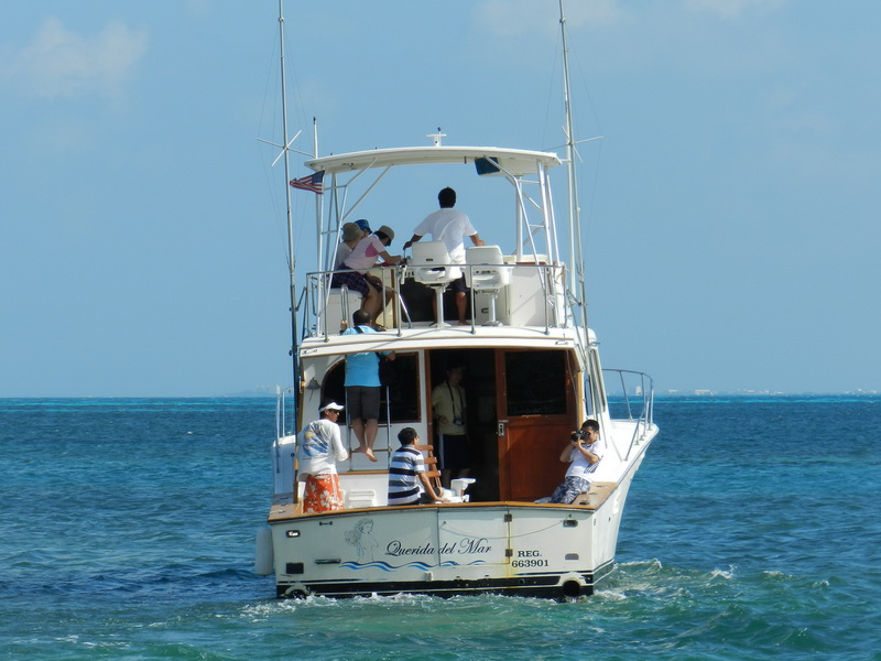 Hatteras 48 fishing yacht salon A/C refrigerated fish box full trolling equipment Cancun