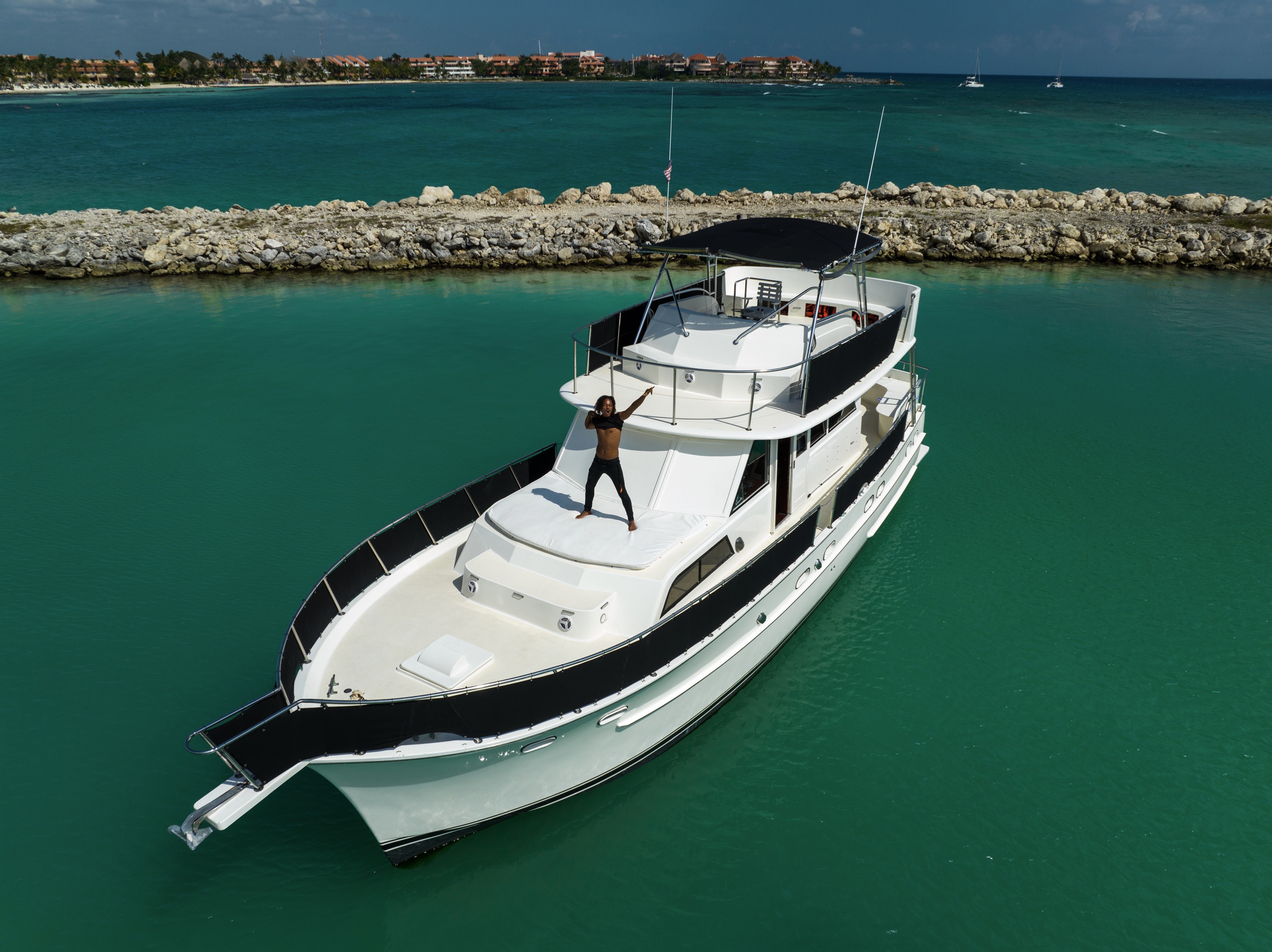 53-ft Hatteras Dos Piratas yacht at Puerto Aventuras — snorkel tour to Inha Reef