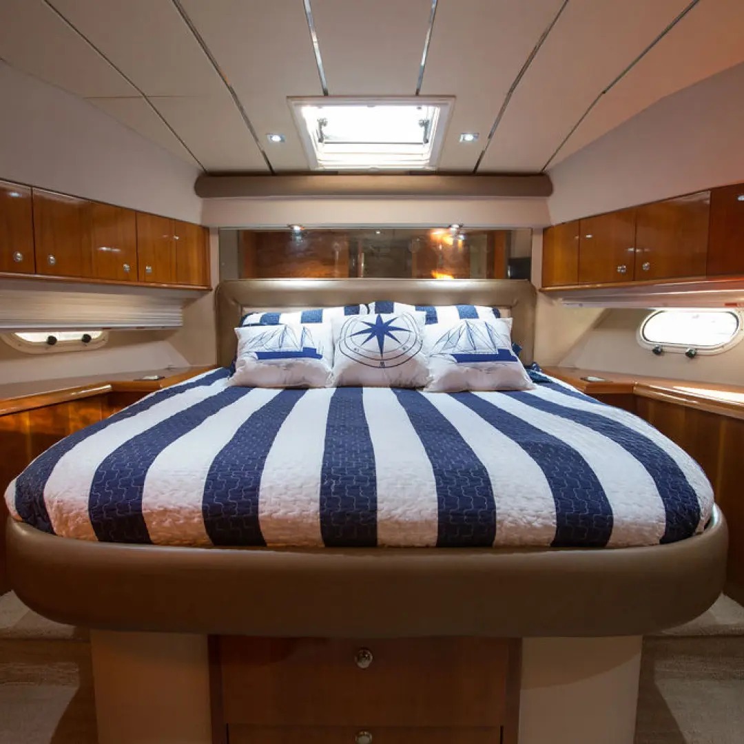 Azimut 60 sun deck and swim platform on turquoise Riviera Maya water — Puerto Aventuras