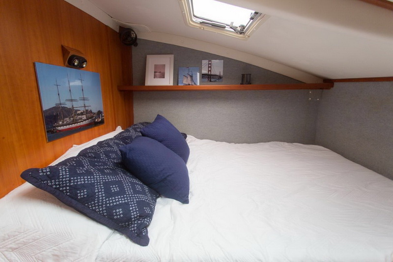 Cockpit sombreado del catamarán privado de 36ft con invitados descansando, vistas al Mar Caribe