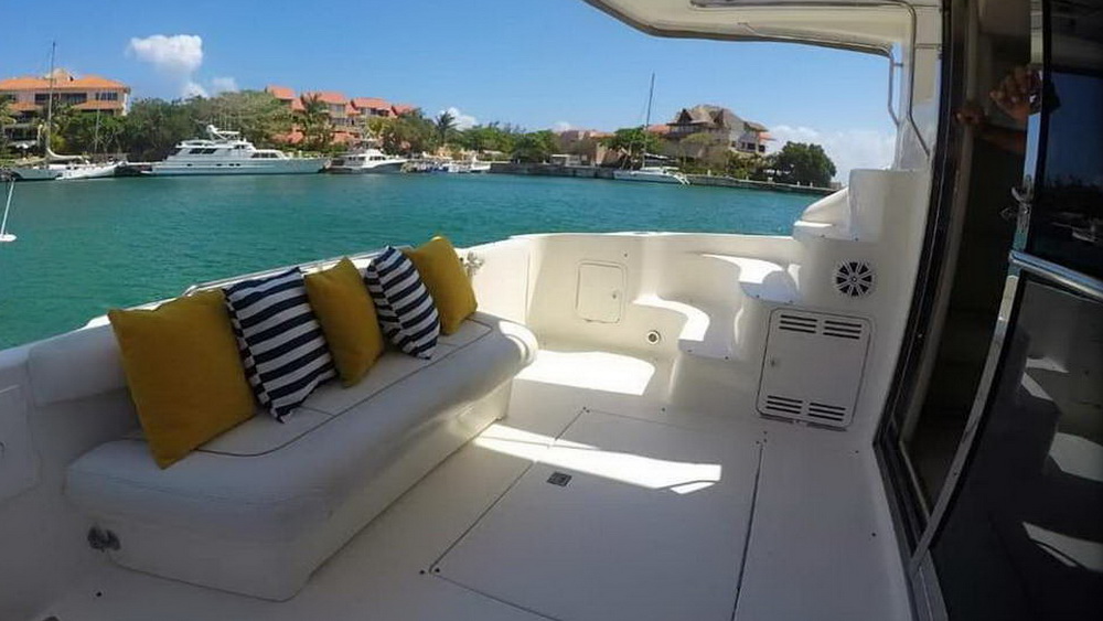 Sea Ray 40 ft flybridge yacht at anchor at In-Ha reef, Puerto Aventuras Riviera Maya snorkeling tour