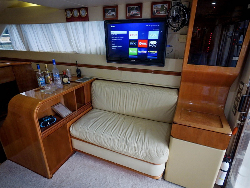 Azimut 48 sunpad de proa con vista de la costa de la Riviera Maya