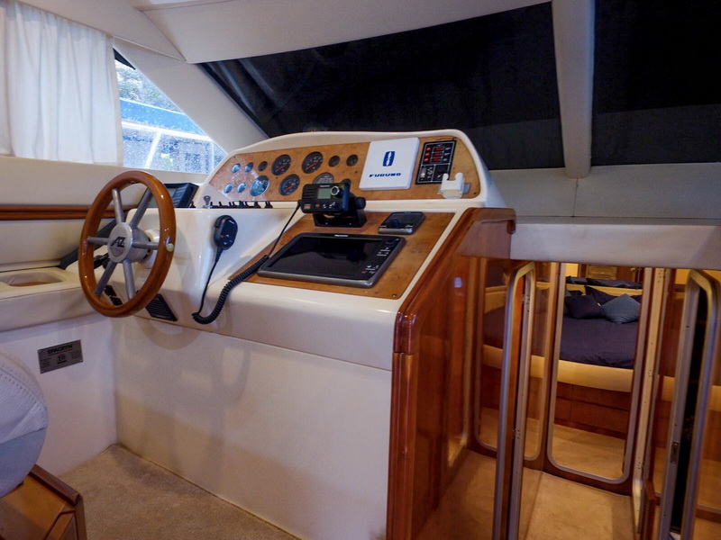 Azimut 48 cockpit trasero y plataforma de baño