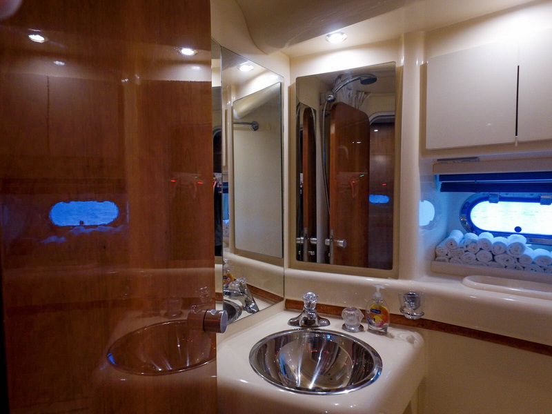 Azimut 48 cabina de huéspedes con cama doble