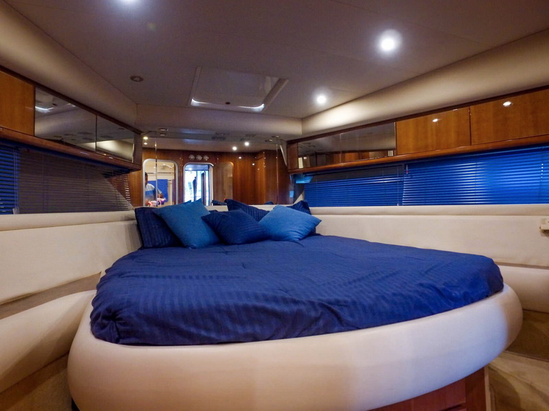 Azimut 48 zona de comedor y lounge con terminaciones de lujo