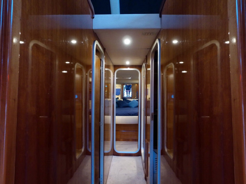 Interior del salón climatizado del Azimut 48 con asientos para huéspedes