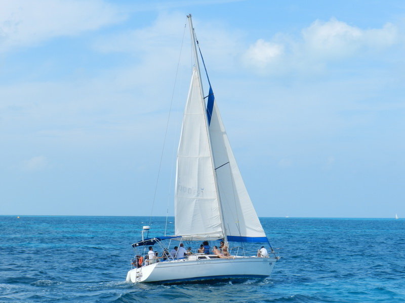 Cancun sailing Sailboat for rent at Cancun Isla Mujeres Holb…