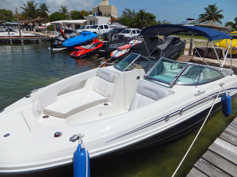 Searay Sundeck Cuddy boat rental 