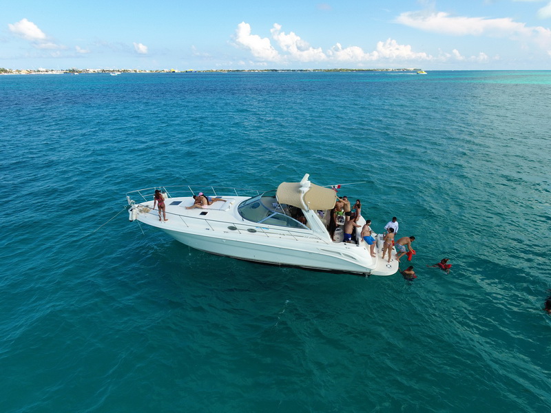 Rent a yatch Sea Ray Isla Mujeres