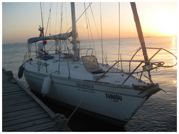 Velero Jeanneau 42 pies Xanadu atracado en el muelle con hermoso 