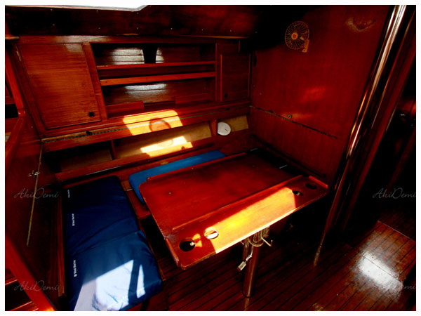 Interior del camarote con paneles de madera y literas a bordo del velero Jeanneau 42 pies Xanadu, alquiler Cancún